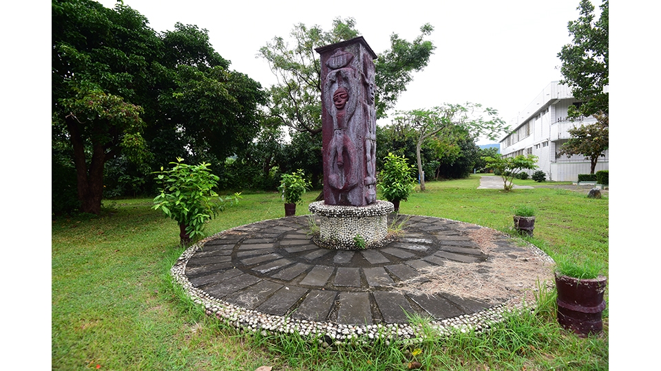 永港國小的觀測站，造型簡樸而直接，線條中流動著原住民族的生命力。